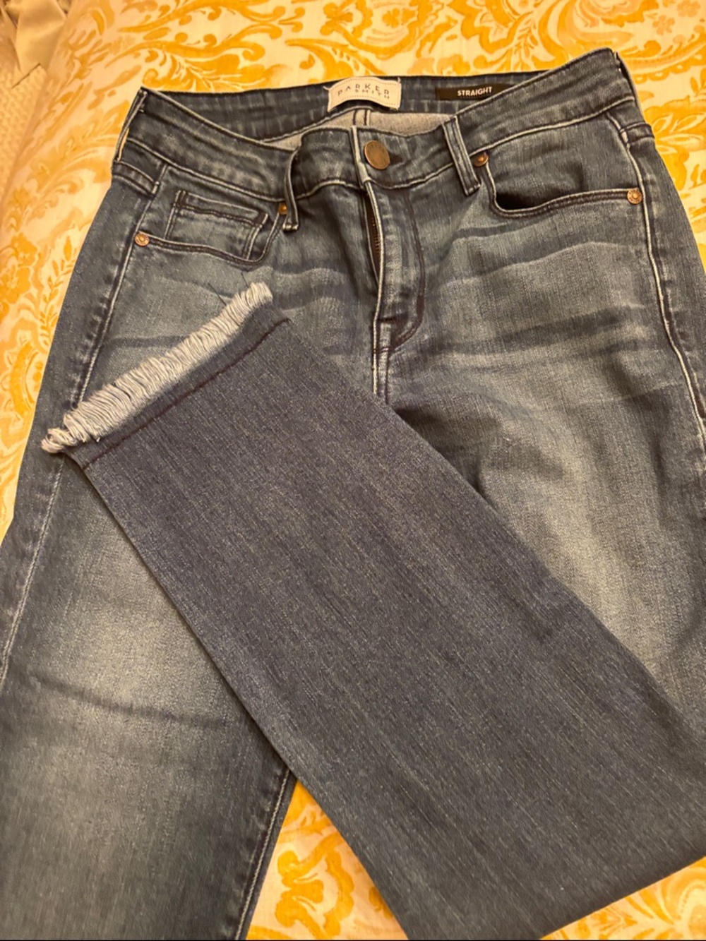 PARKER SMITH Women's Straight-Leg Jeans in Medium Blue Wash with Frayed Hem